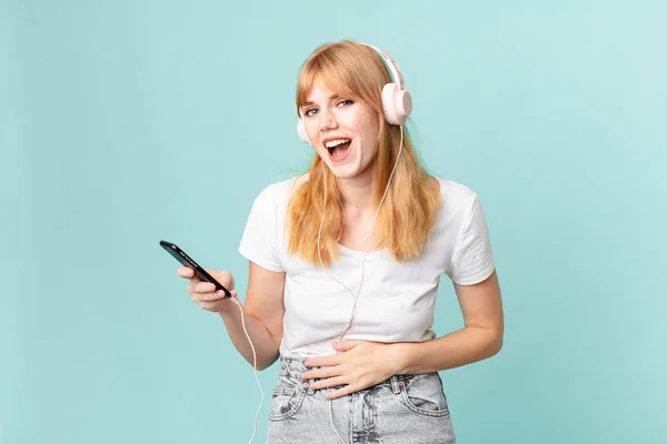 Mooie Rode Hoofd Vrouw Lachen Hardop Een Hilarische Grap Het — Stockfoto