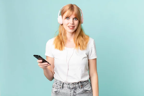 Jolie Rousse Femme Tête Regardant Heureux Agréablement Surpris Écouter Musique — Photo