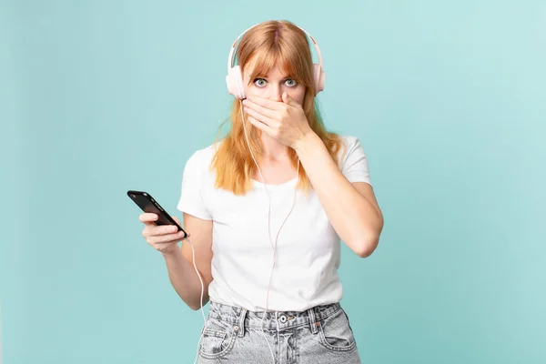 Mooie Rode Hoofd Vrouw Bedekken Mond Met Handen Met Een — Stockfoto