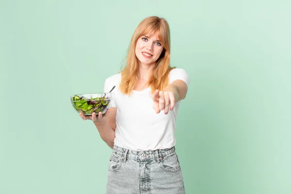 Mulher Ruiva Apontando Para Câmera Escolhendo Você Segurando Uma Salada — Fotografia de Stock