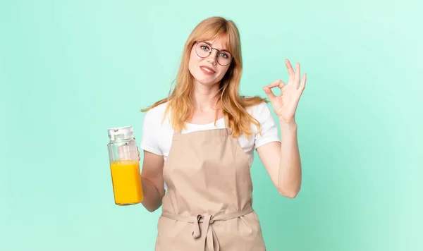 Bonita Cabeza Roja Mujer Sintiéndose Feliz Mostrando Aprobación Con Gesto — Foto de Stock