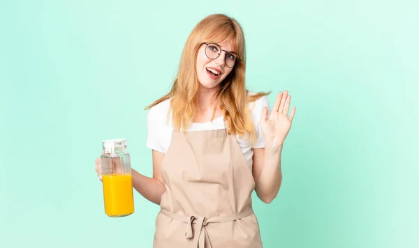 Bella Donna Testa Rossa Sorridente Felicemente Agitando Mano Accogliendo Salutando — Foto Stock