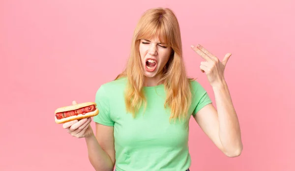 Mooi Rood Hoofd Vrouw Kijken Ongelukkig Gestresst Zelfmoord Gebaar Maken — Stockfoto