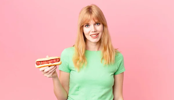 Hübsche Rote Kopf Frau Sieht Glücklich Und Angenehm Überrascht Aus — Stockfoto