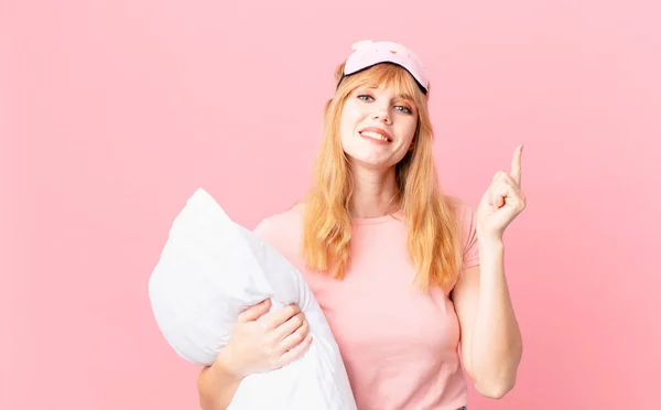 Bonita Mujer Pelirroja Sintiéndose Como Genio Feliz Emocionado Después Darse — Foto de Stock