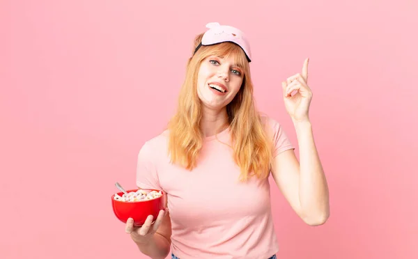 Bonita Cabeza Roja Mujer Sintiéndose Como Genio Feliz Emocionado Después —  Fotos de Stock