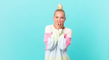 Güzel sarışın kadın şok olmuş ve korkmuş hissediyor.