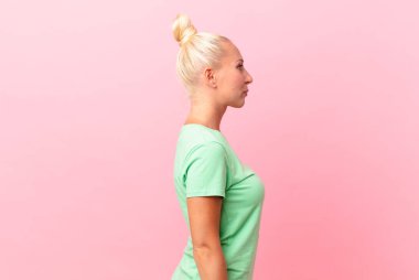 Profildeki güzel sarışın kadın hayal mi kuruyor yoksa hayal mi kuruyor?