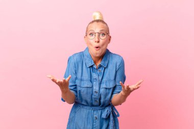 Güzel sarışın kadın inanılmaz bir sürprizle şaşkına dönmüş ve hayrete düşmüştü.