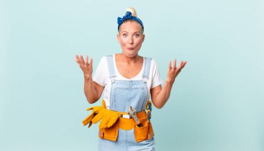 Güzel sarışın kadın inanılmaz bir sürprizle şaşkın ve şaşkın bir şekilde ev konseptini onarıyor.