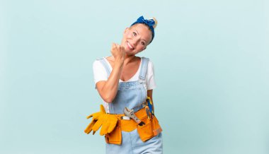 Güzel sarışın kadın kendini mutlu hissediyor ve bir meydan okumayla yüzleşiyor ya da ev kavramını kutluyor ve onarıyor.