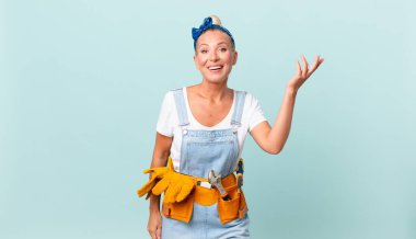 Güzel sarışın kadın mutlu, şaşırmış bir şekilde bir çözüm ya da fikir buluyor ve ev konseptini onarıyor.