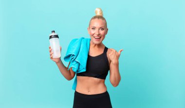 Güzel sarışın kadın kendini mutlu hissediyor ve heyecanla kendini işaret ediyor. fitness konsepti