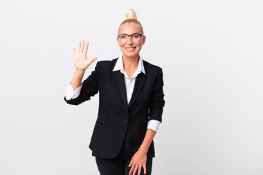 Güzel sarışın kadın gülümsüyor ve arkadaş canlısı görünüyor, beş numarayı gösteriyor. iş kavramı