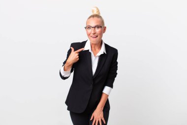 Şok olmuş ve ağzı açık, kendini işaret eden güzel sarışın bir kadın. iş kavramı