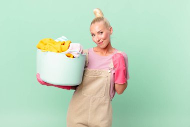 Güzel sarışın kadın kibirli, başarılı, pozitif ve gururlu görünüyor.