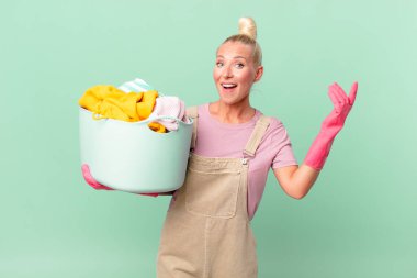 Güzel sarışın kadın kendini mutlu hissediyor, çözümü ya da çamaşır yıkama konseptini fark edince şaşırıyor.