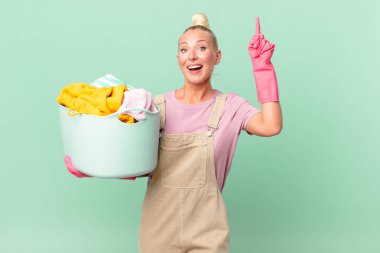 Güzel sarışın kadın kıyafet yıkama konseptini fark ettikten sonra kendini mutlu ve heyecanlı bir dahi gibi hissediyor.