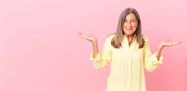 Güzel orta yaşlı kadın şaşkın, şaşkın ve şüpheci hissediyor.