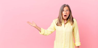 Güzel orta yaşlı kadın çok şaşırmış ya da şaşkın görünüyor.