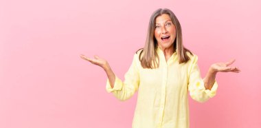 Oldukça orta yaşlı bir kadın inanılmaz bir sürprizle şaşırmış, şaşırmış ve şaşırmış.