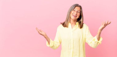 Oldukça orta yaşlı bir kadın mutlu hissediyor, bir çözüm ya da fikir bulduğuna şaşırıyor.