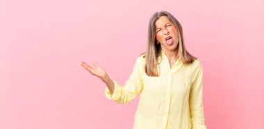 Güzel, orta yaşlı bir kadın. Tiksinmiş, rahatsız olmuş ve dili dışarı çıkmış.