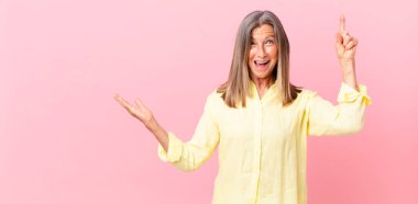 Güzel, orta yaşlı bir kadın bir fikri fark ettikten sonra mutlu ve heyecanlı bir dahi gibi hissediyor.