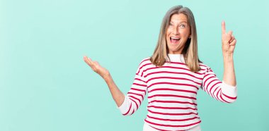 Güzel, orta yaşlı bir kadın bir fikri fark ettikten sonra mutlu ve heyecanlı bir dahi gibi hissediyor.