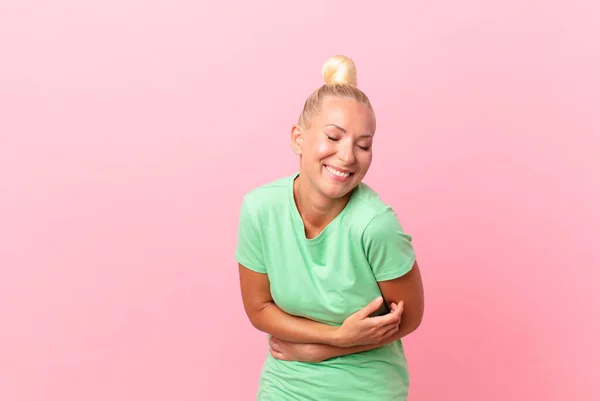 Hübsche Blonde Frau Lacht Laut Über Irgendeinen Urkomischen Witz — Stockfoto