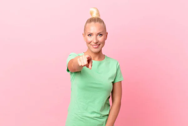 Mulher Loira Bonita Apontando Para Câmera Escolhendo Você — Fotografia de Stock