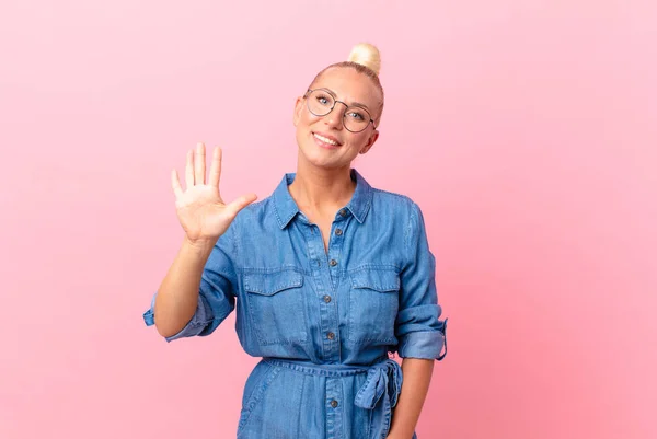 Vacker Blond Kvinna Leende Och Ser Vänlig Visar Nummer Fem — Stockfoto