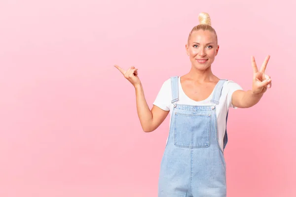 Pretty Blond Woman Smiling Looking Friendly Showing Number Two — Stock Photo, Image