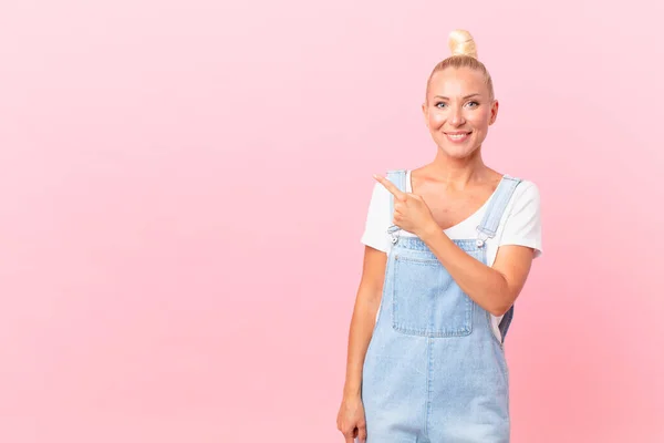 Pretty Blond Woman Smiling Cheerfully Feeling Happy Pointing Side — Stock Photo, Image