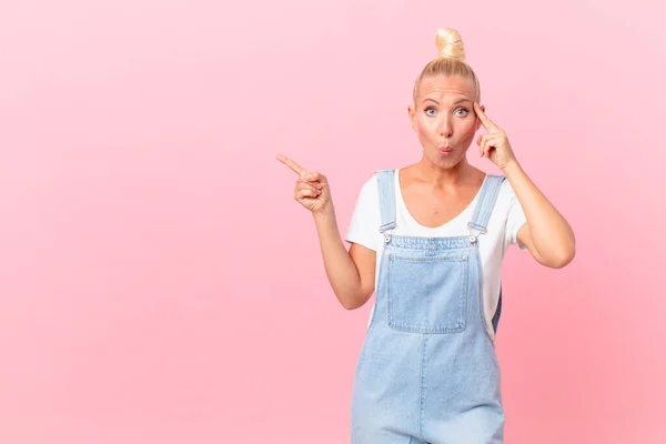 Mulher Loira Bonita Olhando Surpreso Percebendo Novo Pensamento Ideia Conceito — Fotografia de Stock