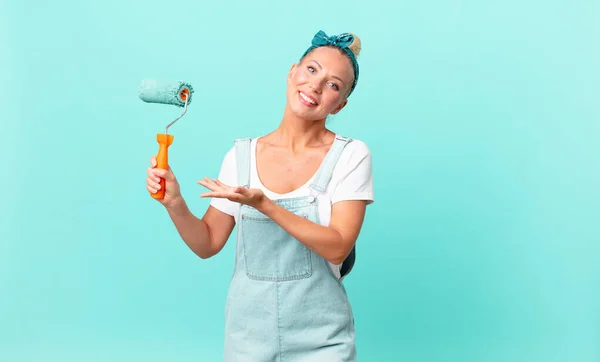 Bonita Mujer Rubia Sonriendo Alegremente Sintiéndose Feliz Mostrando Concepto Pintando — Foto de Stock