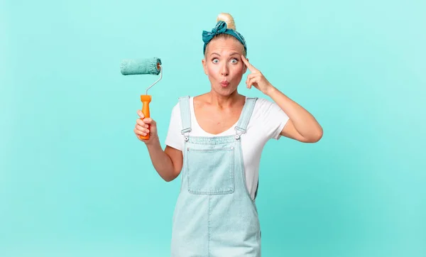 Mujer Rubia Bonita Mirando Sorprendida Realizando Nuevo Pensamiento Idea Concepto — Foto de Stock