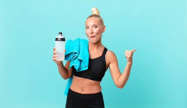 Hübsche Blonde Frau Schaut Erstaunt Ungläubig Fitnesskonzept — Stockfoto