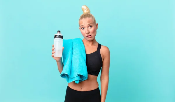 Hübsche Blonde Frau Die Sich Verwirrt Und Verwirrt Fühlt Fitnesskonzept — Stockfoto