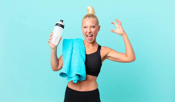 Hübsche Blonde Frau Schreit Mit Erhobenen Händen Der Luft Fitnesskonzept — Stockfoto