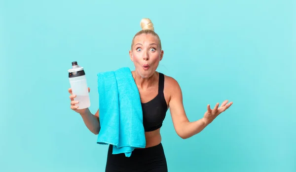 Hübsche Blonde Frau Die Extrem Schockiert Und Überrascht Ist Fitnesskonzept — Stockfoto
