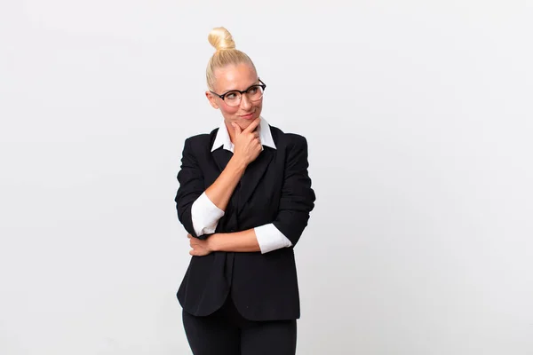 Mooie Blonde Vrouw Glimlachend Met Een Gelukkige Zelfverzekerde Uitdrukking Met — Stockfoto