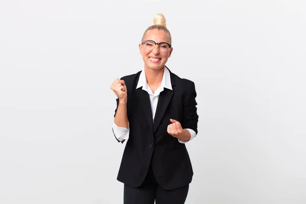 Ganska Blond Kvinna Känner Chockad Skrattar Och Firar Framgång Affärsidé — Stockfoto