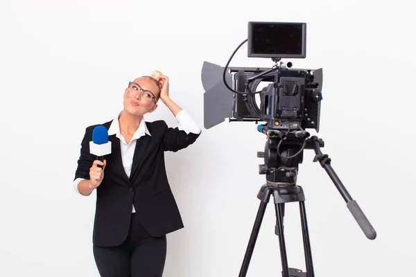 Bella Donna Bionda Sente Perplessa Confusa Grattando Testa Tenendo Mano — Foto Stock