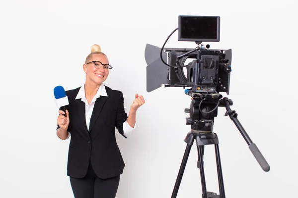 Bella Donna Bionda Sentirsi Scioccato Ridendo Celebrando Successo Tenendo Mano — Foto Stock