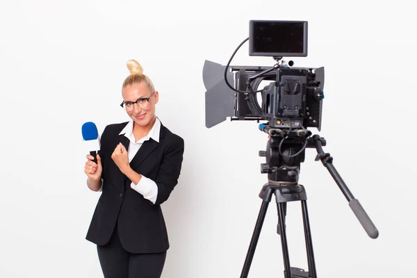 Mooie Blonde Vrouw Voelt Zich Gelukkig Geconfronteerd Met Een Uitdaging — Stockfoto