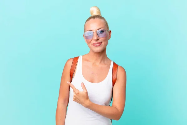 Mulher Loira Bonita Sorrindo Alegremente Sentindo Feliz Apontando Para Lado — Fotografia de Stock