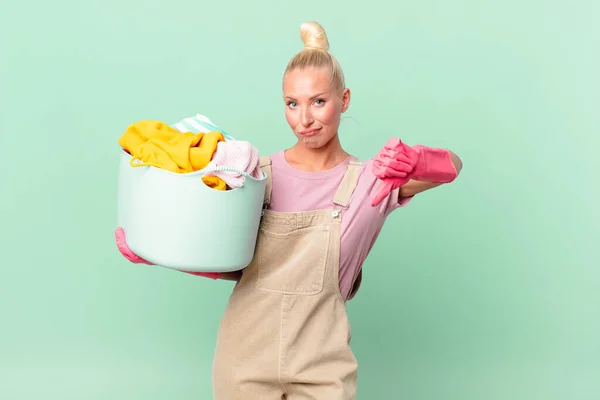 Güzel Sarışın Kadın Kendini Kötü Hissediyor Çamaşır Yıkama Konseptini Reddediyor — Stok fotoğraf