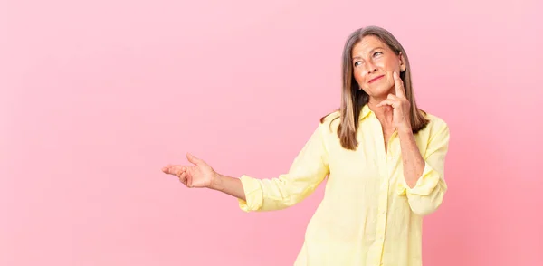 Hübsche Frau Mittleren Alters Lächelt Glücklich Und Träumt Oder Zweifelt — Stockfoto