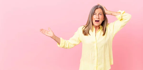 Mooie Vrouw Van Middelbare Leeftijd Zich Gestrest Angstig Bang Met — Stockfoto